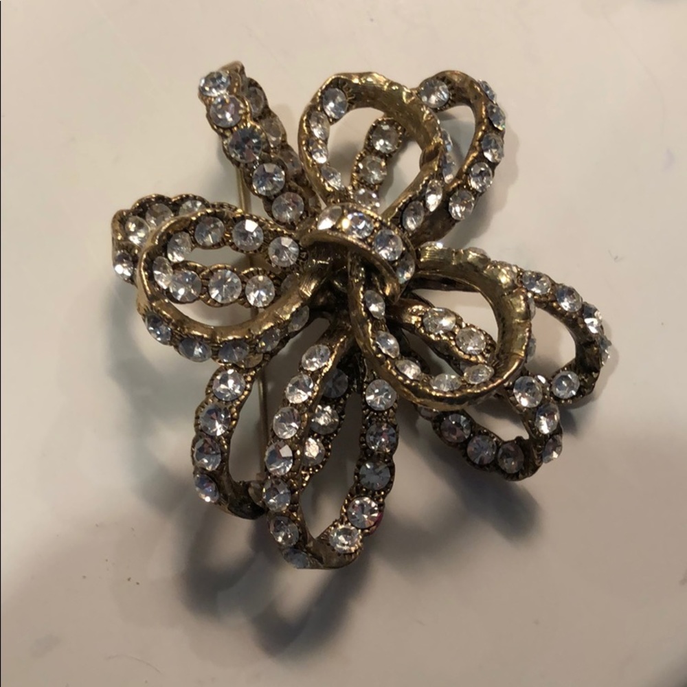 Vintage style gold tone Brooch